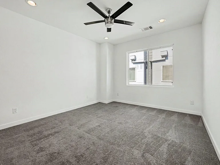 910 W 19th St #B — Photo 5