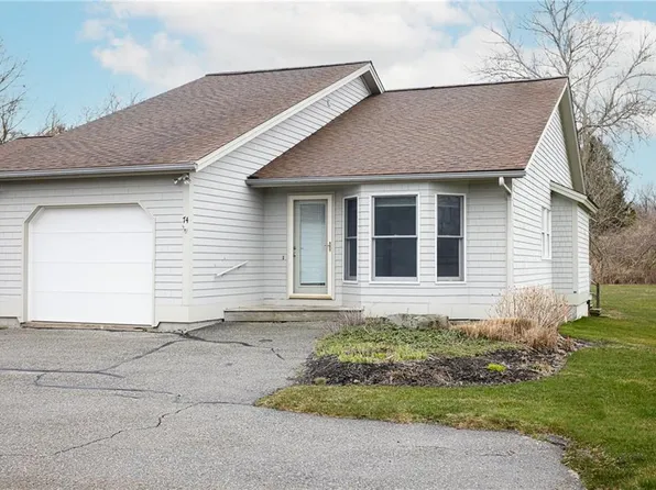 74 Valley Ln, Portsmouth, RI 02871