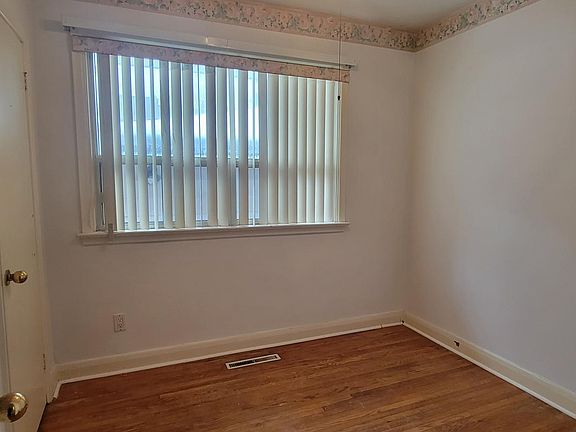 bedroom 3, big windows north view, hardwood floor, fann, closet
