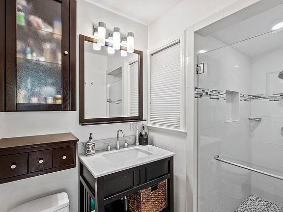 5th image of 2658 Sutro Dr