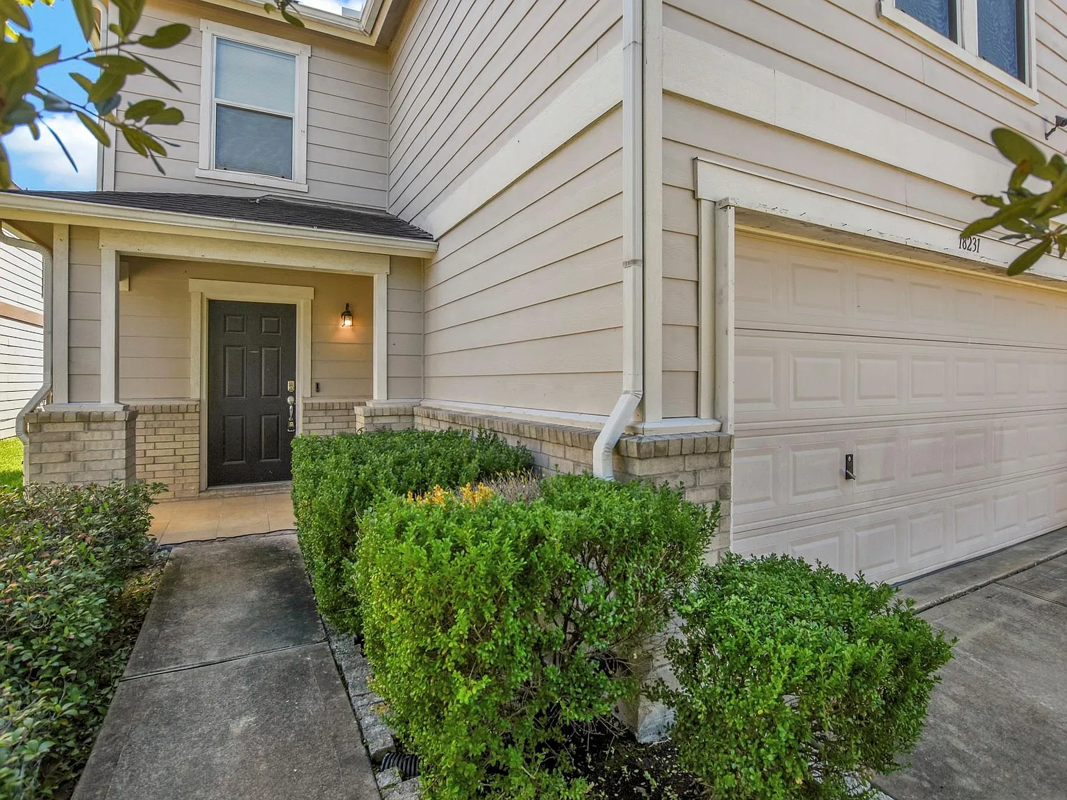 3 bed, 2.0 bath, 2160 sqft, $2,400 — Photo 3