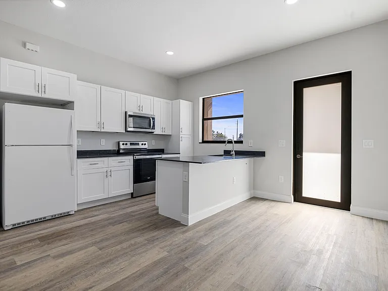 1103 Meadow Rd — Photo 4