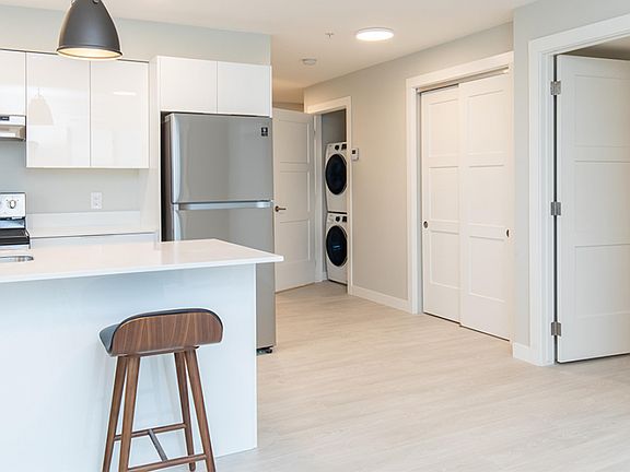 3rd image of 621 Crown Isle Blvd