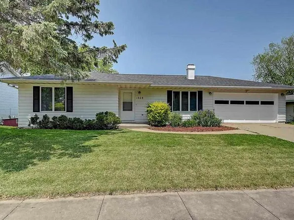 1028 Briar Dr, Iowa City, IA 52240