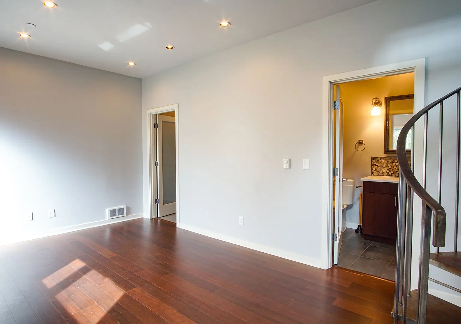 Rare Availability! Modern NW Loft-Style 1-Bed: H/W Flrs+ W/D! — Photo 2
