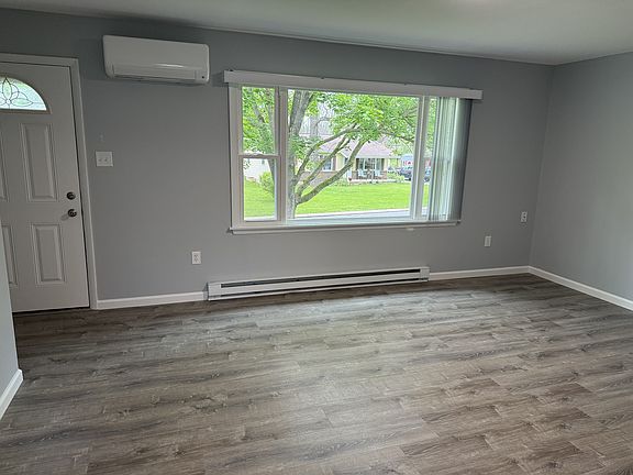 3rd image of 104 Creekside Dr