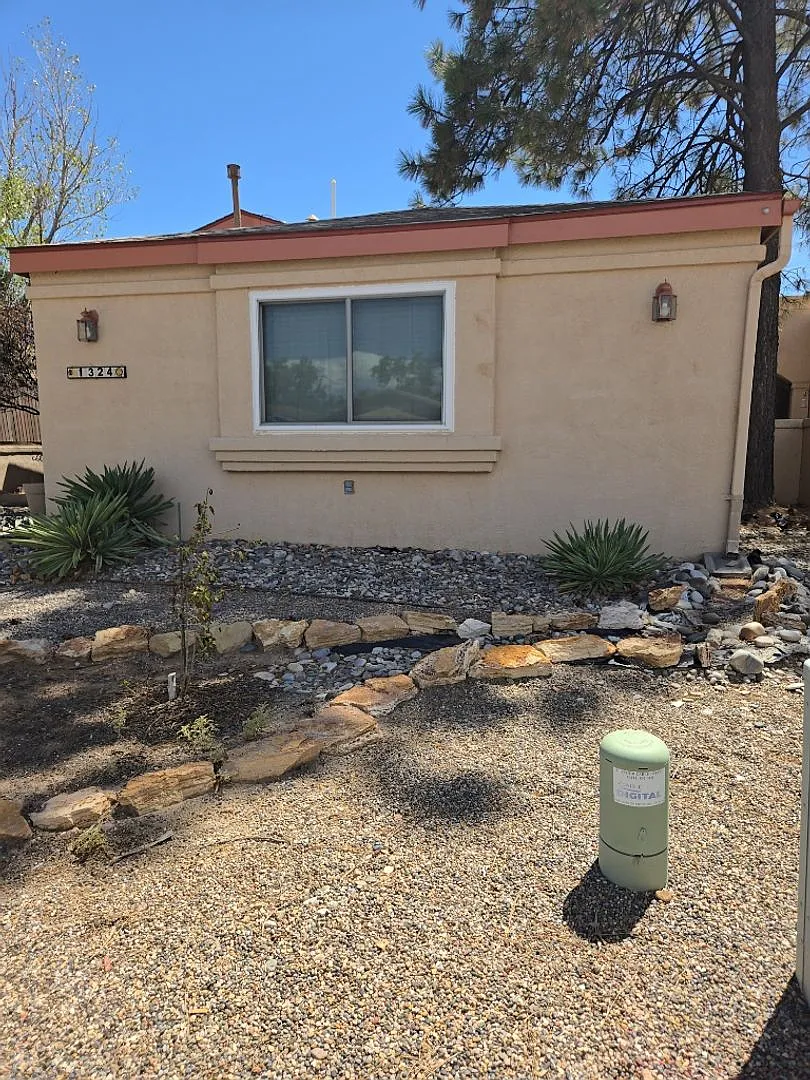 2-bedroom, 1-bathroom home located in the vibrant city of Albuquerque — Photo 2