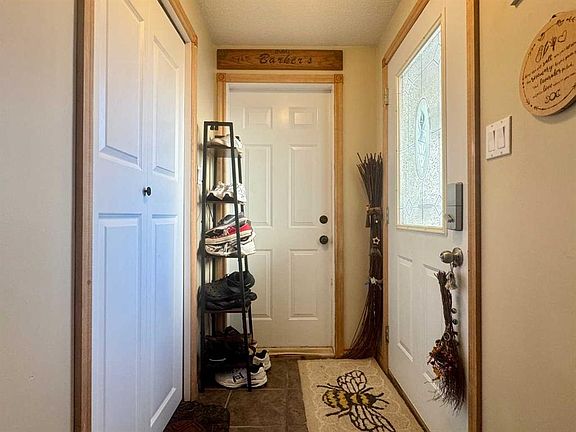 3rd image of 122 NW Mount Rundle Rd W