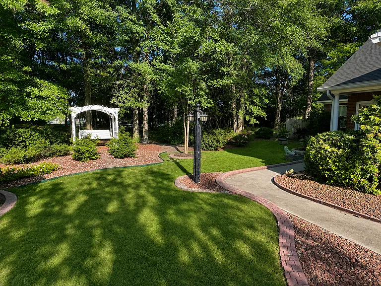 652 Park Place Dr — Photo 2