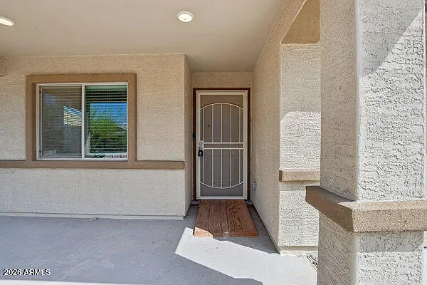 5 bed, 3.0 bath, 2519 sqft, $1,999 — Photo 2