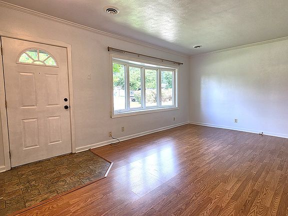 5th image of 208 E 8th Ave