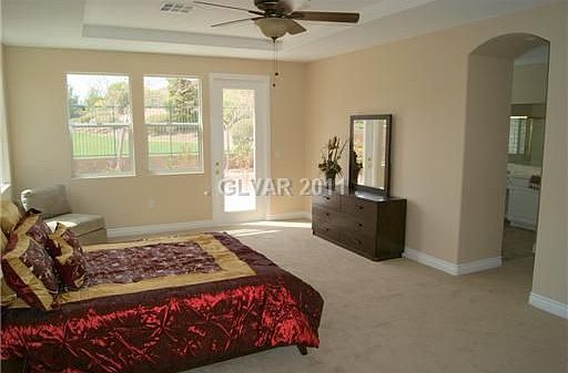 master w/large walkin closet