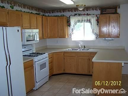open kitchen and dinning
						:
						tile floors built ins
