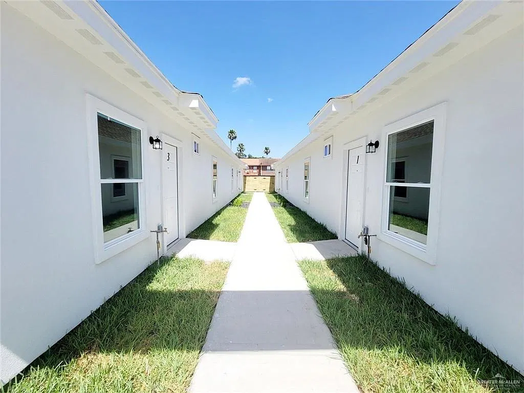 2 bed, 2.0 bath, 965 sqft, $1,095 — Photo 2