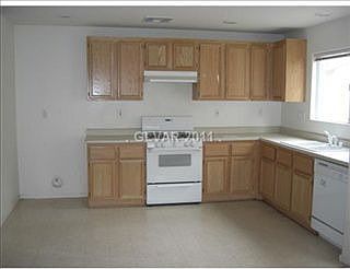 4th image of 670 Quaint Acres Ave