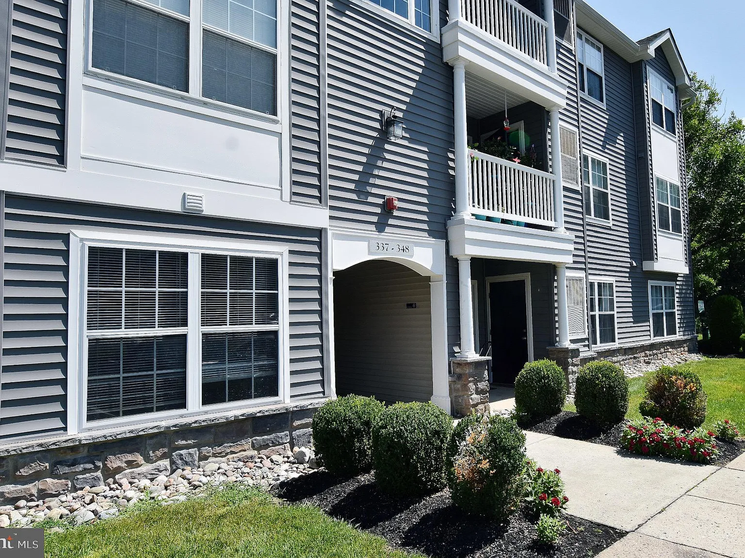 3 bed, 1274 sqft, $2,300 — Photo 3