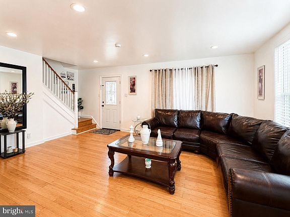 3rd image of 2135 Hillcrest Ave