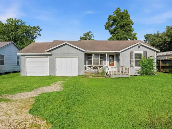 509 W Oak St, Highlands, TX 77562