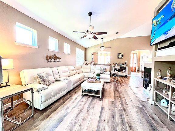 2nd image of 25207 Windward Pl