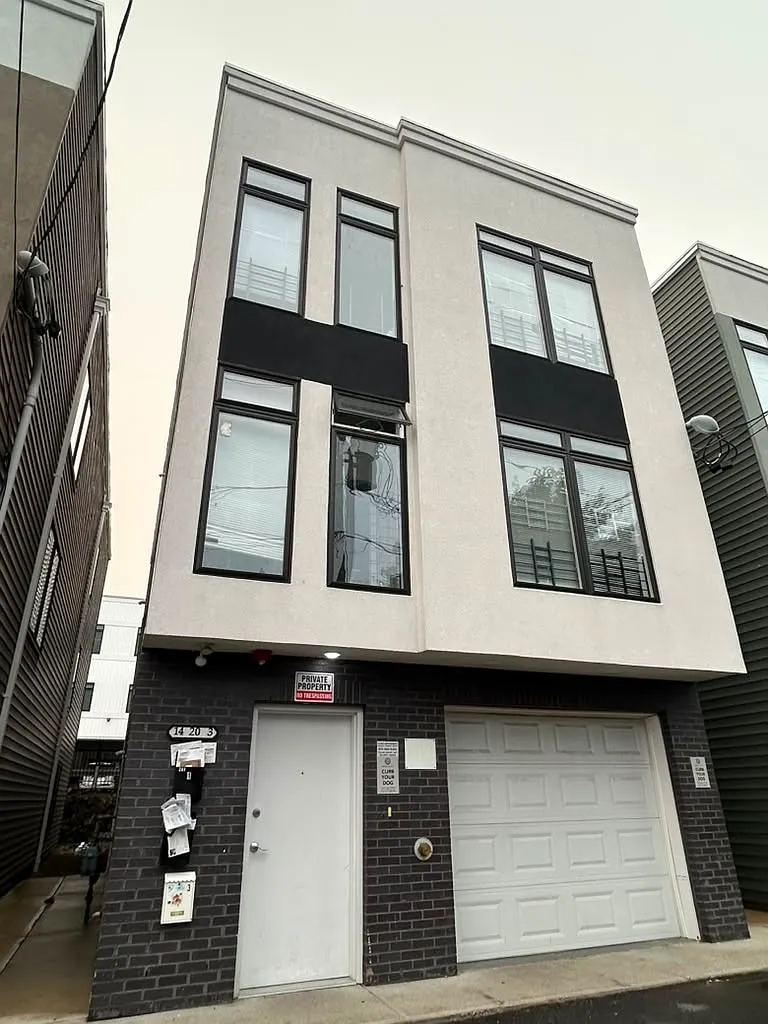 3 bed, $2,372 — Photo 1