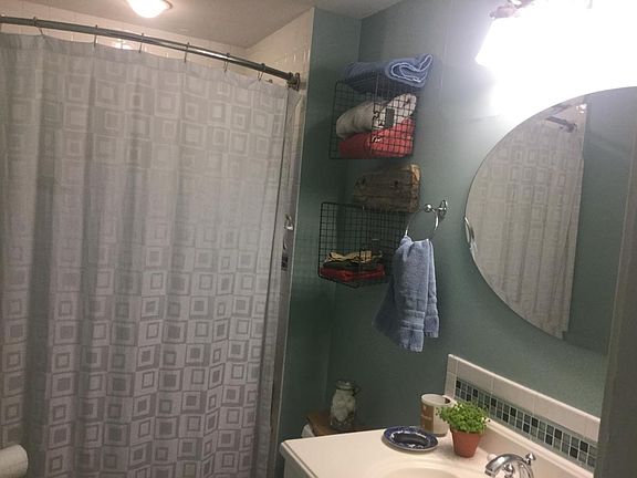 bathroom w/ soaking tub