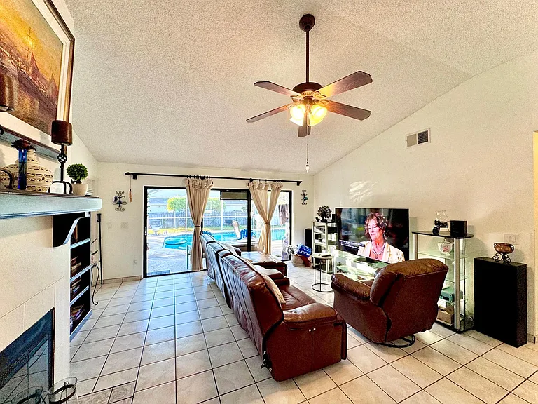 684 Starstone Dr — Photo 3