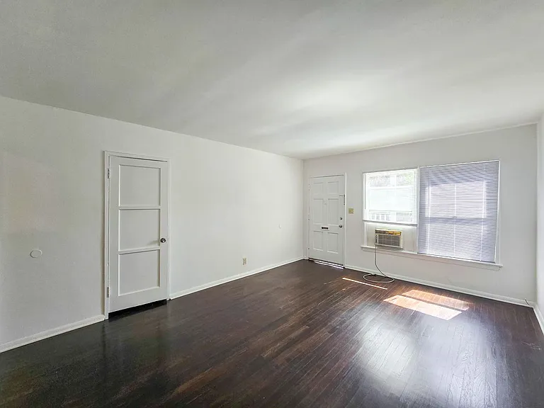 1610 Grismer Ave — Photo 4