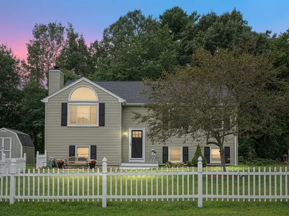 8 Pine Knoll Ln, Taunton, MA 02780