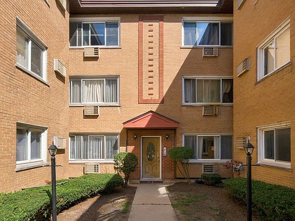 3rd image of 1626 W Greenleaf Ave APT 1E