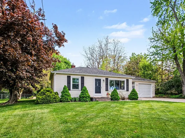 605 Edwards St, Grand Ledge, MI 48837