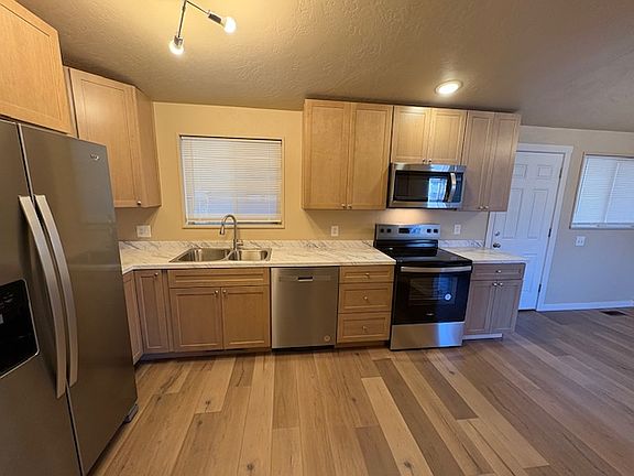 3rd image of 1039 Walnut Ave