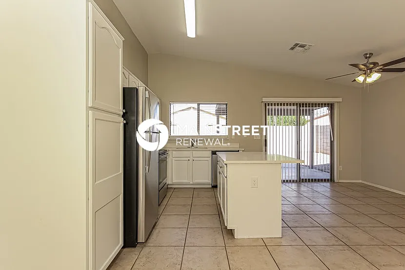 8818 W Loma Ln — Photo 4