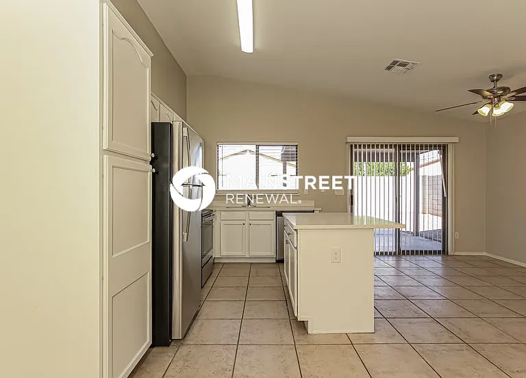 8818 W Loma Ln — Photo 5