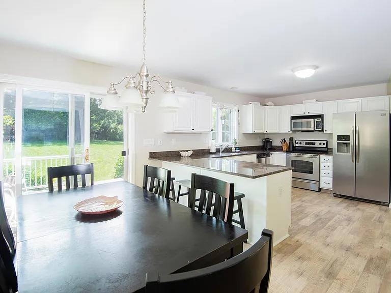 663 Aquidneck Ave — Photo 11