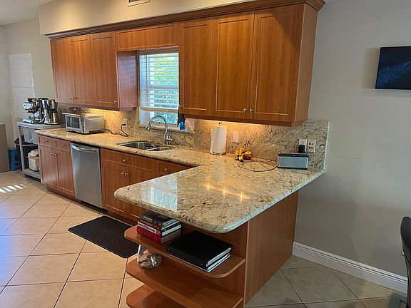 4th image of 320 NE 21st Ct #0