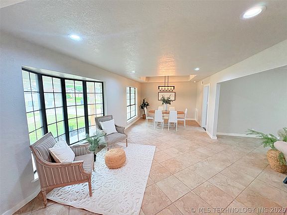 4th image of 1115 Surrey Dr