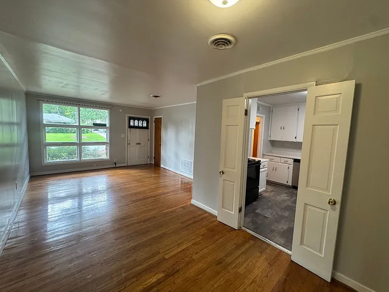 1143 Lakewood Dr — Photo 3