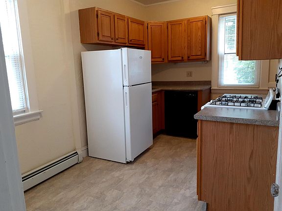 3rd image of 225 University Ave APT 10