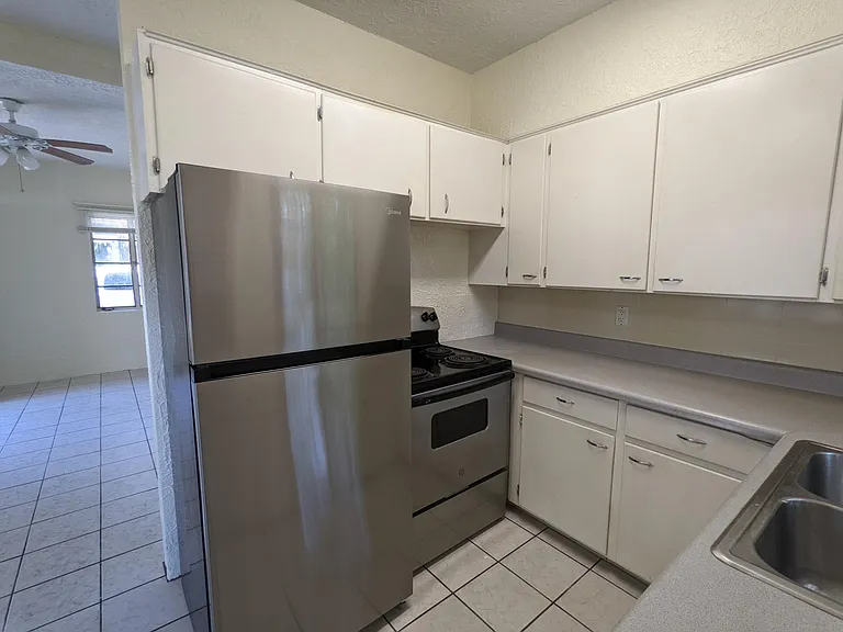 1005 Plaza St — Photo 5