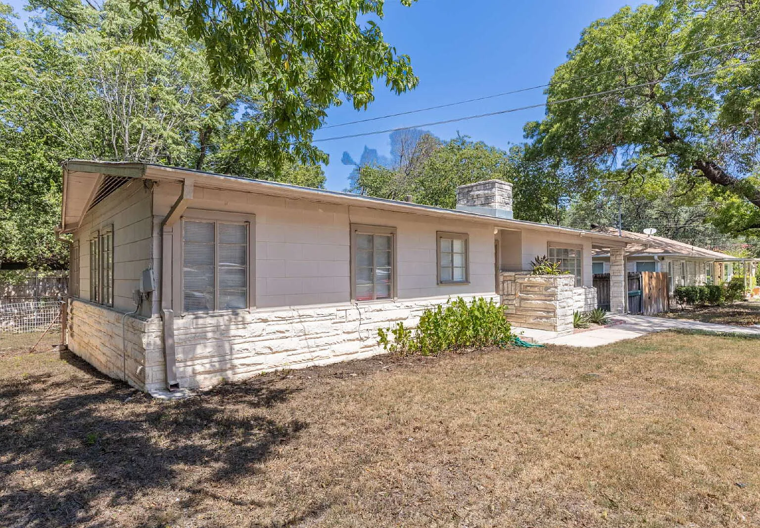 2 bed, 1.0 bath, 1054 sqft, $2,100 — Photo 2