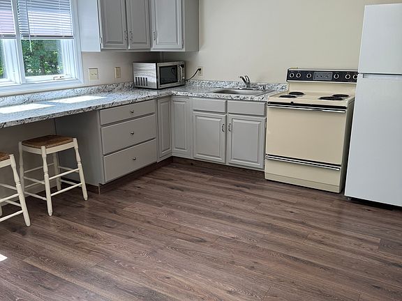 2nd image of 505 Glen St #3