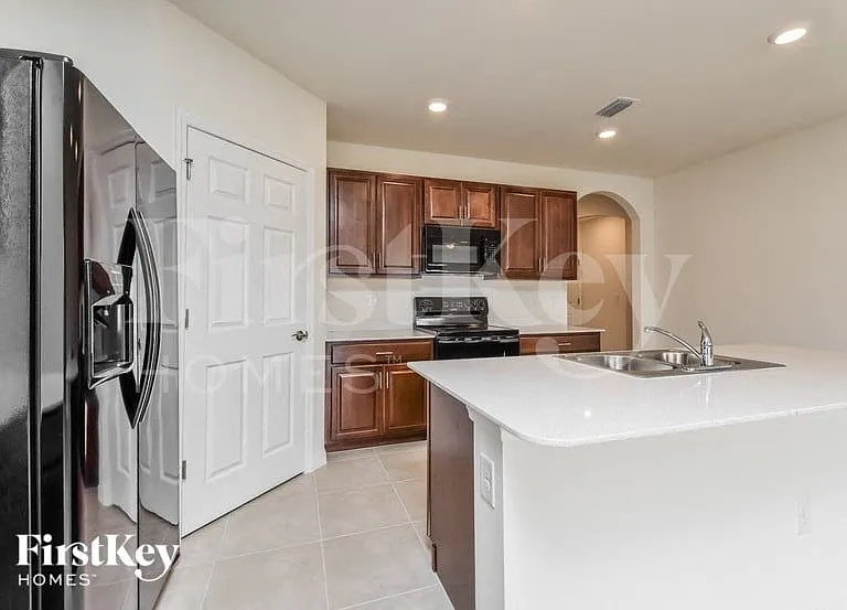 209 SW 20th St — Photo 5