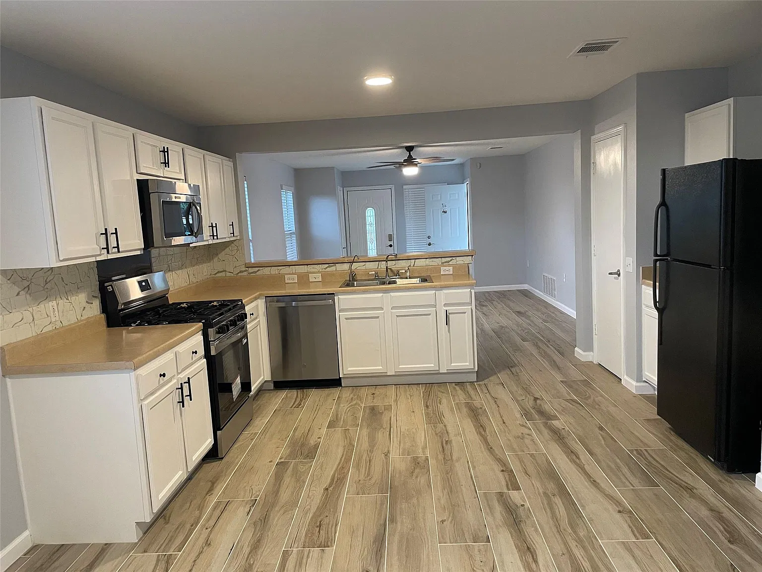 3 bed, 2.0 bath, 1324 sqft, $1,895 — Photo 4