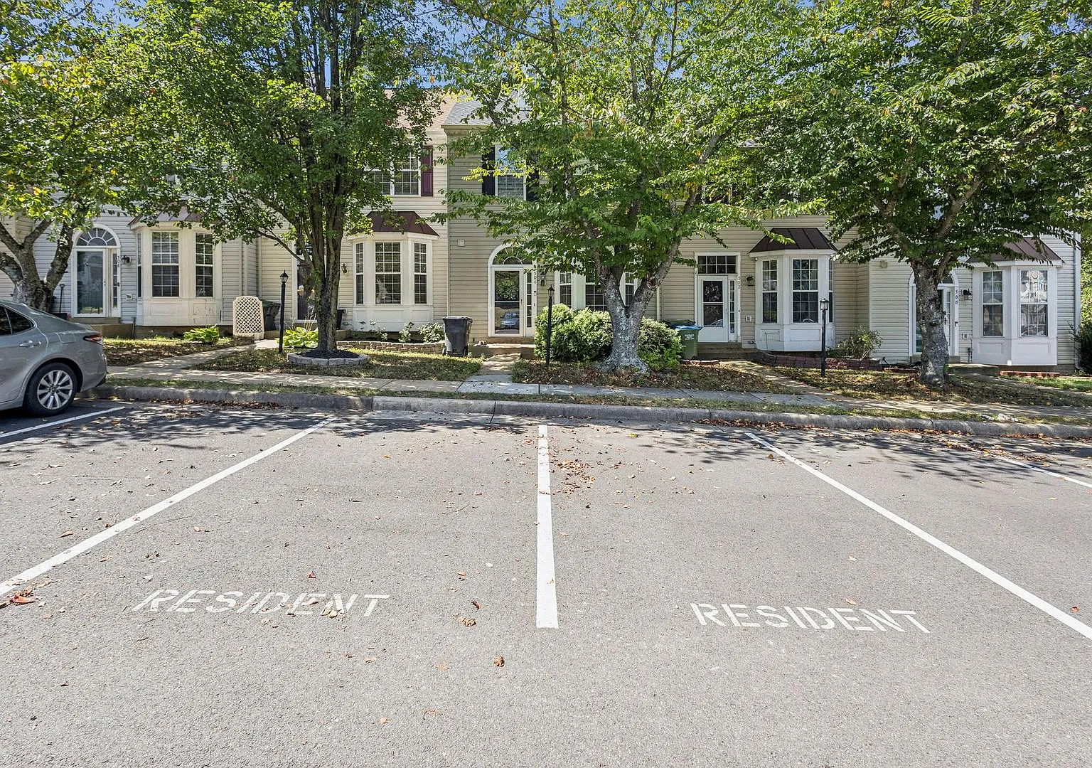 This spacious 4-bedroom, 3.5-bath townhome has been beautifully refreshed and is ready for you to... — Photo 4