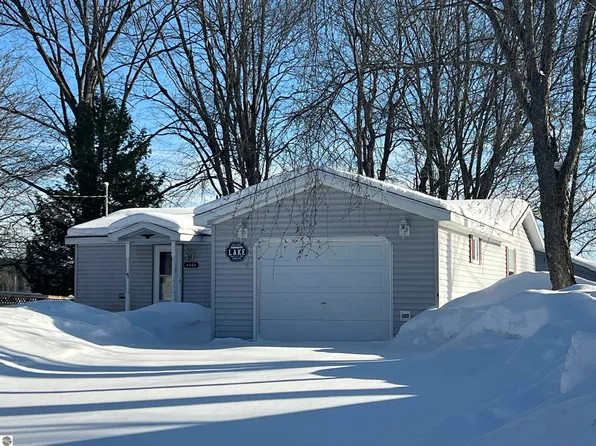 4564 N Shore Dr NE, Kalkaska, MI 49646