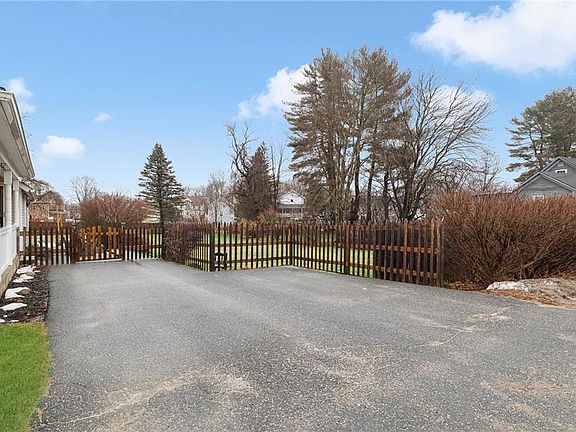 4th image of 156 Railroad Ave