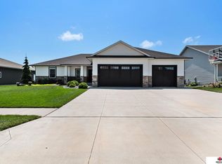 239 Briarwood Ln, Seward, NE 68434