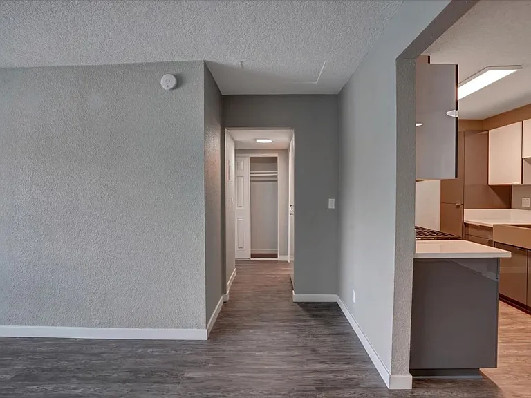 The Lincoln on Grand — Photo 40