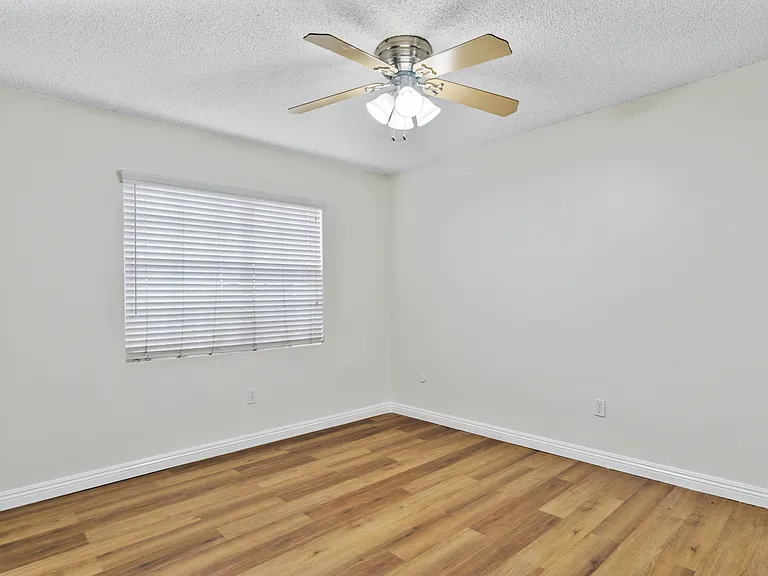 7614 Parkway Dr — Photo 5
