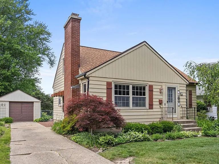 303 Wallinwood Ave NE — Photo 2